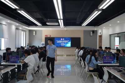 重慶市第十四屆高職技能競(jìng)賽“金融科技創(chuàng)新產(chǎn)品設(shè)計(jì)與運(yùn)營(yíng)”賽項(xiàng)成功舉辦，我校承辦彰顯教育科技融合新高度